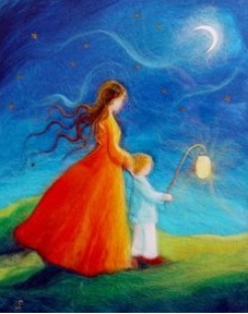 une femme guide un enfant qui porte une lanterne