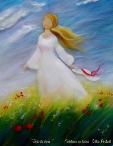 Une femme respire en regardant vers le soleil